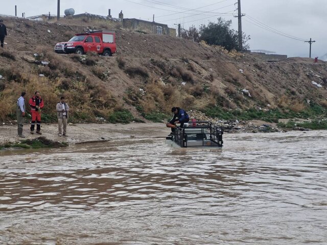 نجات یک خودروی گرفتار در رودخانه روستای ماه‌فیروزان شیراز