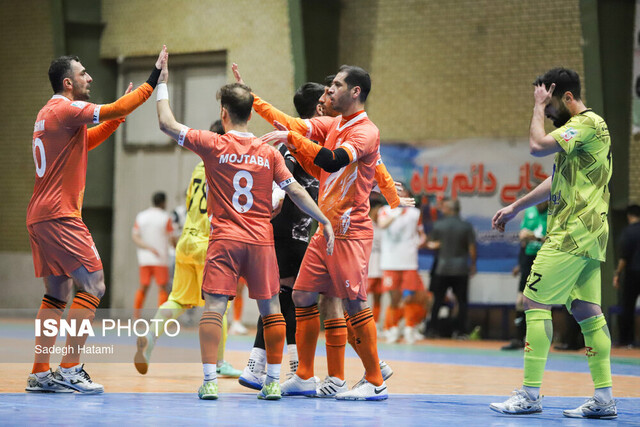 مس برد و صدرنشین ماند