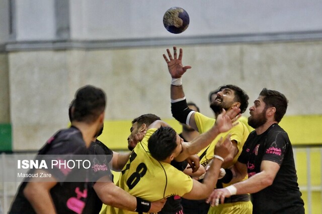 عکس آرشیوی است صدر جدول لیگ برتر هندبال مردان تغییر نکرد