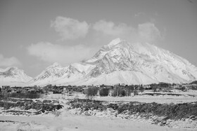 دورنمای روستای دهق که در دهستان ورزق قراردارد.