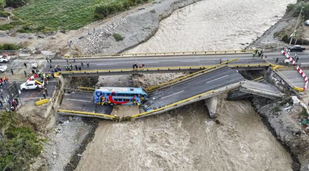 عکس: خبرگزاری فرانسه ۲ کشته و دهها زخمی بر اثر ریزش پل و سقوط اتوبوس به رودخانهای در پرو