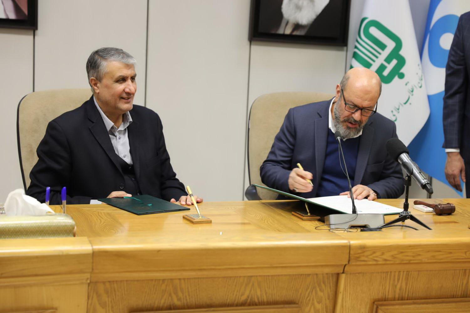 امضای تفاهمنامه همکاری میان سازمان انرژی اتمی و بنیاد مستضعفان