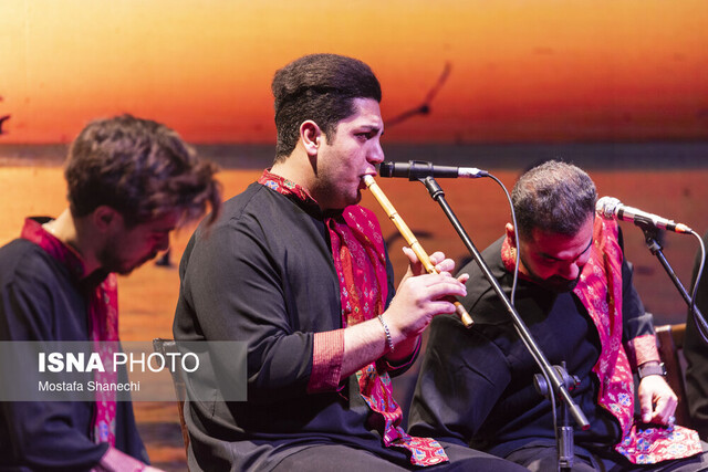 عکس تزئینی است هنرجویان و اساتید موسیقی در ارسباران روی صحنه میروند