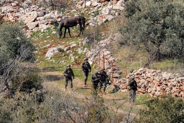 سربازان اشغالگر پیش از عقبنشینی سهشنبه در یکی از روستاهای جنوب لبنان تیراندازی نیروهای اشغالگر به سمت شهروندان و پایگاه ارتش لبنان