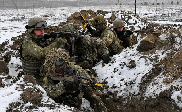 مانور نیروهای انگلیسی و رومانیایی نخستوزیر انگلیس با طرح حفظ صلح اوکراین به دیدن ترامپ میرود