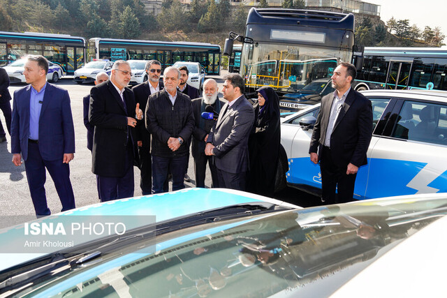 رونمایی از بسته حمل و نقل برقی تهران/ پزشکیان پشت فرمان تاکسی برقی نشست