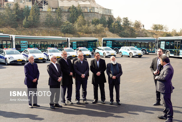 رونمایی از بسته حمل و نقل برقی تهران/ پزشکیان پشت فرمان تاکسی برقی نشست