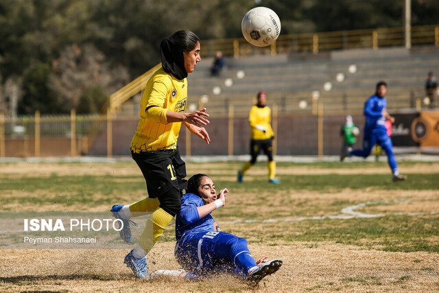 عکس آرشیوی است پایان لیگ برتر فوتبال زنان/ جام قهرمانی در بم ماند