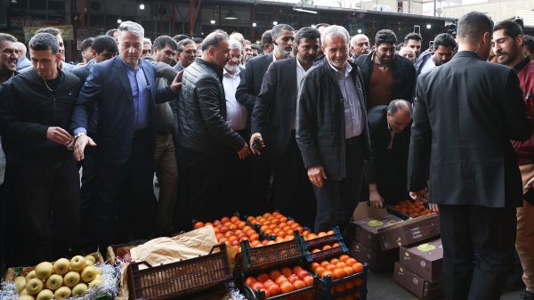 بازدید پزشکیان از میدان میوه و ترهبار قدیم شهریار بازدید پزشکیان از میدان میوه و ترهبار قدیم شهریار