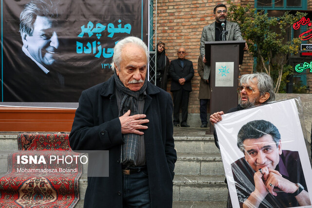 مراسم تشییع پیکر منوچهر والیزاده زیر باران برگزار شد