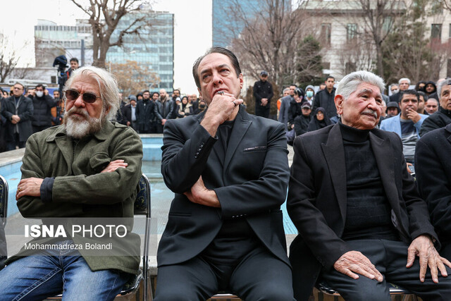 مراسم تشییع پیکر منوچهر والیزاده زیر باران برگزار شد