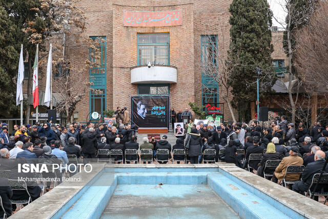 مراسم تشییع پیکر منوچهر والیزاده زیر باران برگزار شد