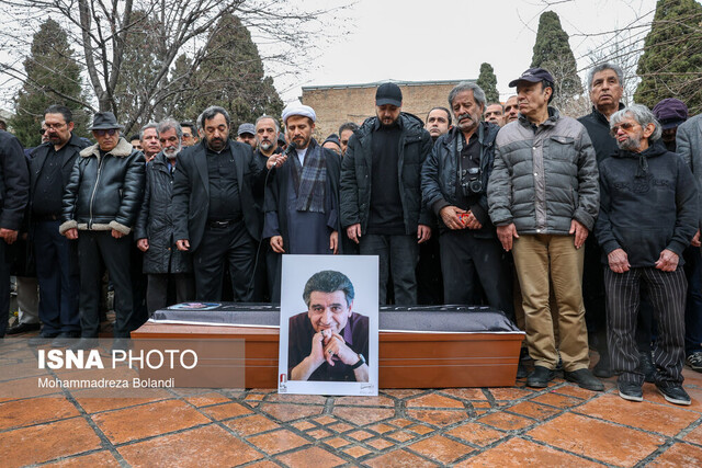 مراسم تشییع پیکر منوچهر والیزاده زیر باران برگزار شد
