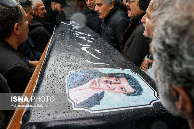 مراسم تشییع پیکر منوچهر والیزاده زیر باران برگزار شد