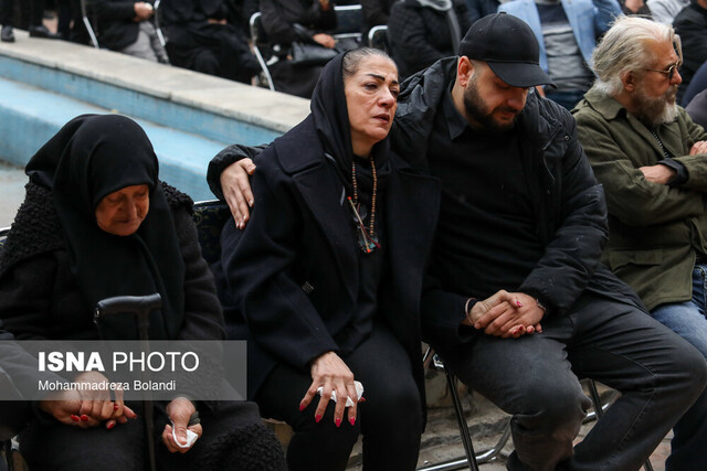 مراسم تشییع پیکر منوچهر والیزاده زیر باران برگزار شد