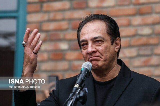 مراسم تشییع پیکر منوچهر والیزاده زیر باران برگزار شد