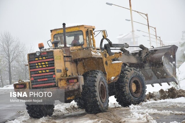 برفروبی معابر شهری آستارا با ۱۶۰ نیرو در حال انجام است