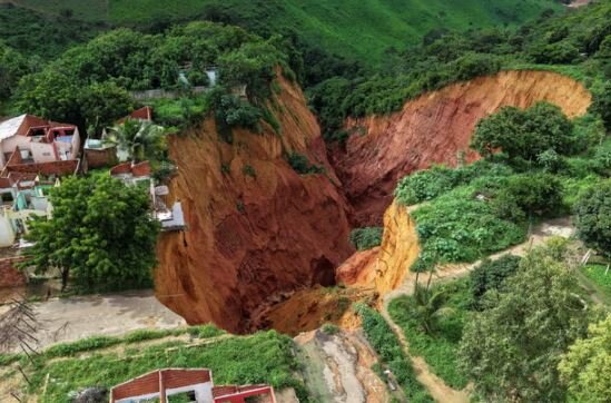 عکس: رویترز خطر ایجاد گودالهای عظیم در شمال شرق برزیل و اعلام وضیعت اضطراری در شهر «بوریتیکوپو»