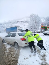 امدادرسانی پلیس راه آستارا به خودروهای گرفتار در گردنه حیران 