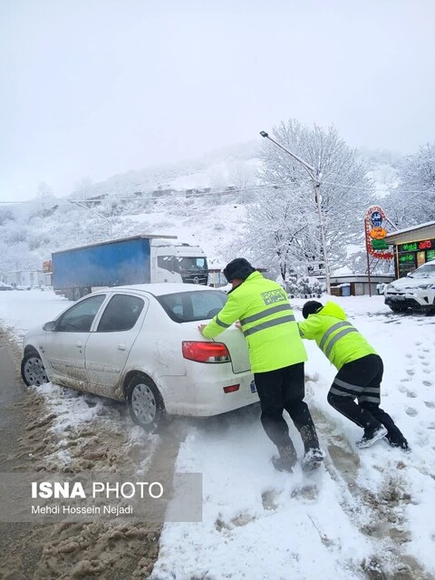 امدادرسانی پلیس راه آستارا به خودروهای گرفتار در گردنه حیران  امدادرسانی پلیس راه آستارا به خودروهای گرفتار در گردنه حیران