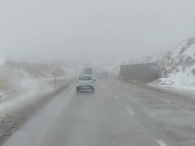 عکس آرشیوی است ۲۰ محور مواصلاتی فارس بارانی یا برفی هستند