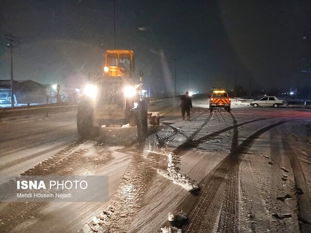 برفروبی و نمکپاشی در جادههای کوهستانی آستارا ادامه دارد
