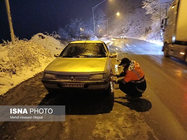 برفروبی و نمکپاشی در جادههای کوهستانی آستارا ادامه دارد