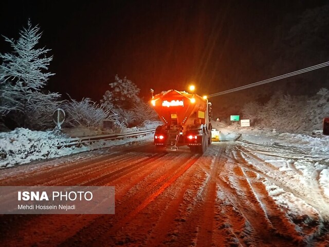 برفروبی و نمکپاشی در جادههای کوهستانی آستارا ادامه دارد