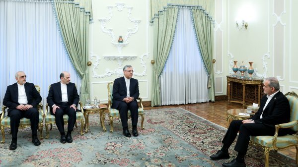 پزشکیان: شرایط برای تردد سهل و بدون مشکل ایرانیان مقیم خارج به داخل کشور بازنگری میشود پزشکیان: شرایط برای تردد سهل و بدون مشکل ایرانیان مقیم خارج به داخل کشور بازنگری میشود