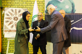 تجلیل از خانواده مرحوم حسن استکی توسط رسول کربکندی، دروازبان پیشکسوت و سرمربی سابق تیم فوتبال ذوب آهن