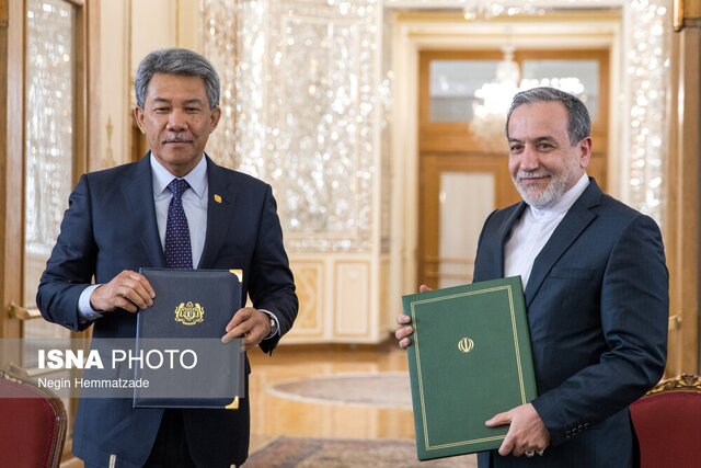 امضای سند صورت جلسه هشتمین نشست کمیسیون مشترک ایران و مالزی امضای سند صورت جلسه هشتمین نشست کمیسیون مشترک ایران و مالزی