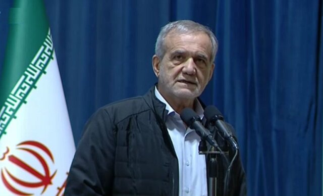 پزشکیان: نمیگذاریم دشمن چرخه تولید کشور ما را با مشکل مواجه کند پزشکیان: نمیگذاریم دشمن چرخه تولید کشور ما را با مشکل مواجه کند