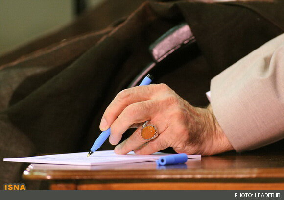 عکس آرشیوی است تقریظ رهبر انقلاب بر کتاب «روحالله» ۱۱ خرداد منتشر خواهد شد