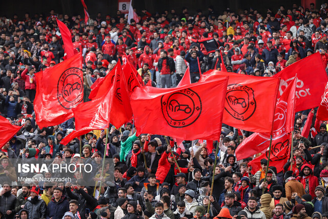 ویدیو/ توقف بازی تراکتور به دلیل پرتاب اشیا توسط هواداران ویدیو/ توقف بازی تراکتور به دلیل پرتاب اشیا توسط هواداران