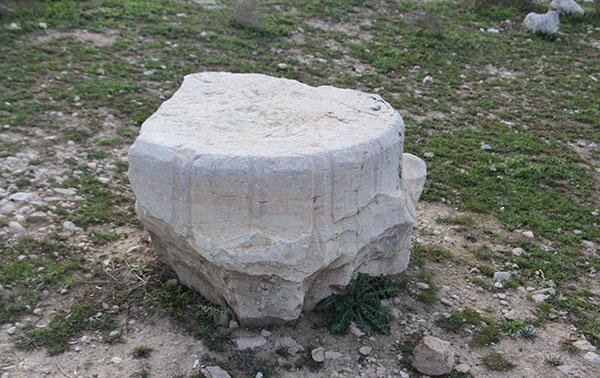 پایه ستونی که در گذشته آسیب دیده و شکسته است. خطر ربوده شدن پایه ستون ۲۰۰۰ ساله