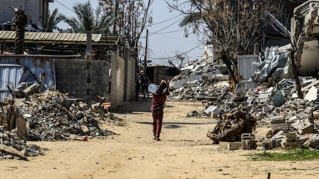 خانیونس ۲۷ فوریه ۲۰۲۵ ساکنان غزه به دلیل ابهام درباره سرنوشت توافق آتشبس با جنگی روانی مواجه هستند
