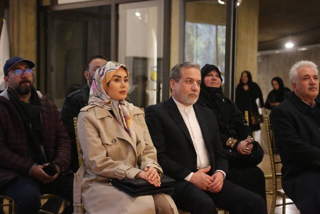 بازدید عراقچی از نمایشگاه خاص نیاوران