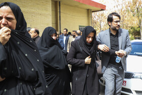 خانواده دیانا خجندی، از جانباختگان حادثه واژگونی اتوبوس دانش آموزان کرمانی درمراسم تکریم و معارفه مدیرکل آموزش و پرورش استان کرمان