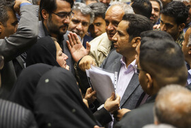 خانواده دیانا خجندی، از جانباختگان حادثه واژگونی اتوبوس دانش آموزان کرمانی درمراسم تکریم و معارفه مدیرکل آموزش و پرورش استان کرمان