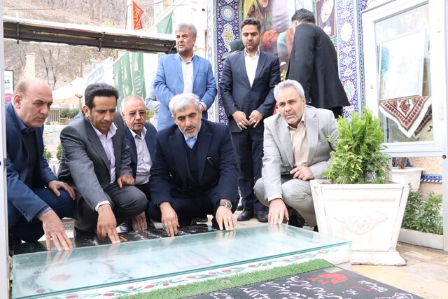 ادای احترام معاون وزیر آموزش و پرورش به مقام شهید حاج قاسم سلیمانی ادای احترام معاون وزیر آموزش و پرورش به مقام شهید حاج قاسم سلیمانی