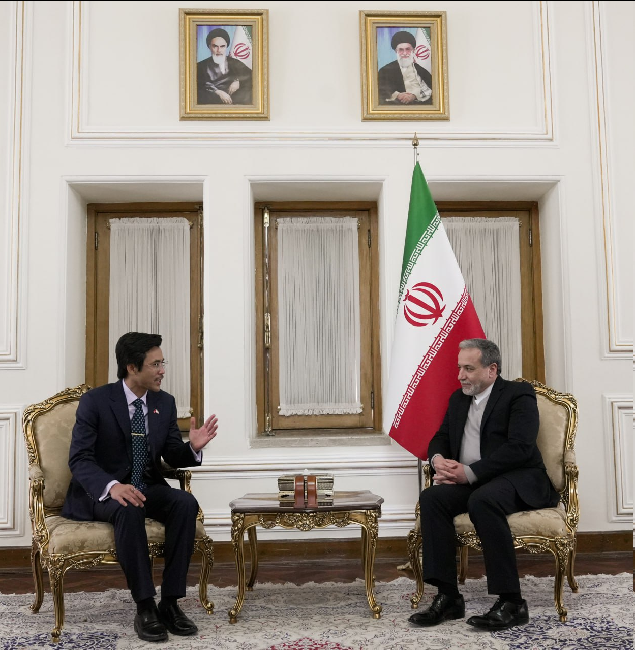 تسلیم  رونوشت استوارنامههای سفرای جدید ویتنام و نیوزیلند به عراقچی