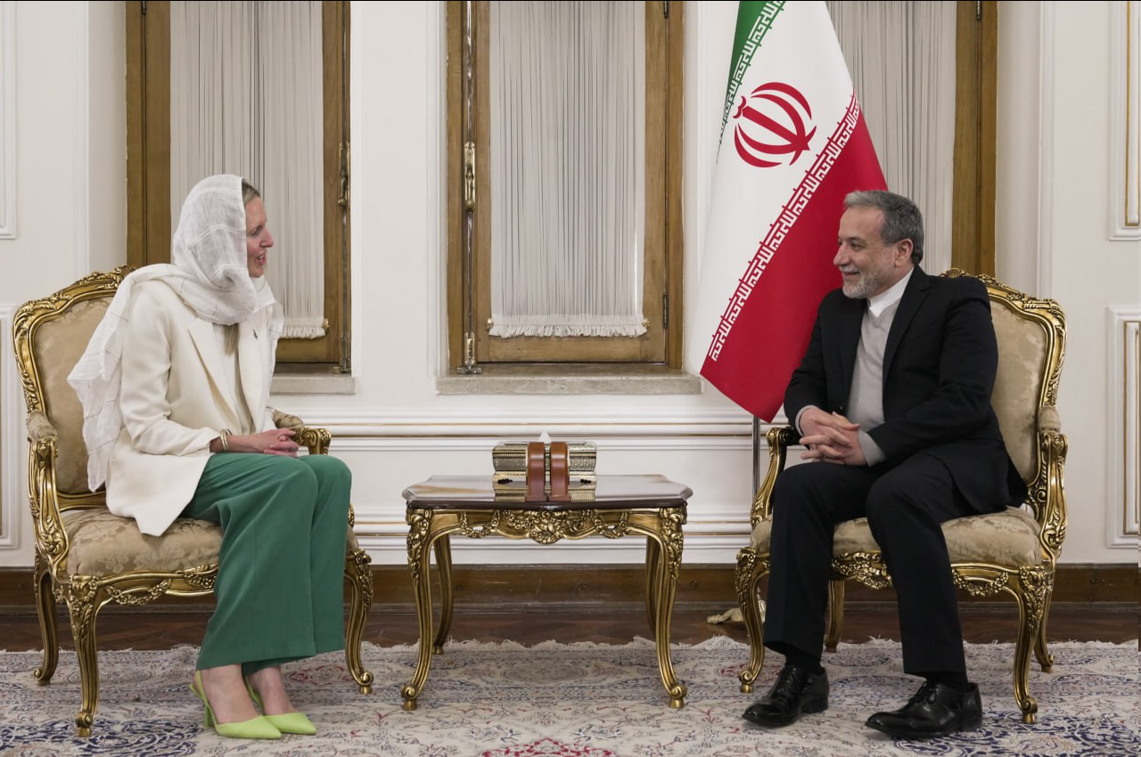تسلیم  رونوشت استوارنامههای سفرای جدید ویتنام و نیوزیلند به عراقچی