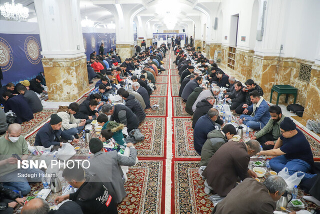 عکس از آرشیو توزیع ۷۰۰ هزار بسته افطاری سبک در بین روزهداران حرم مطهر رضوی