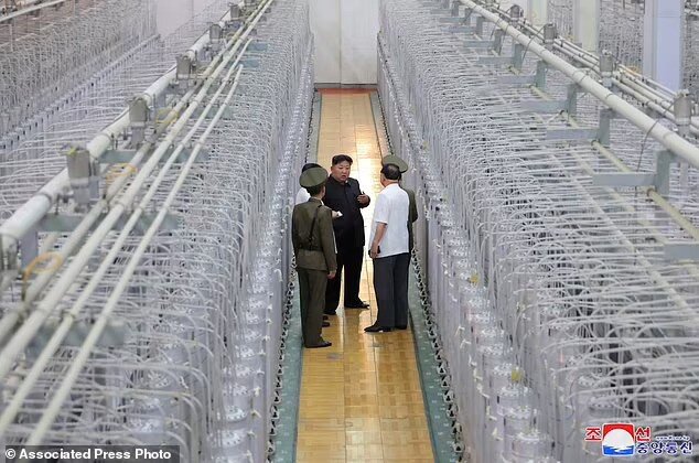 بازدید رهبر کرهشمالی از موسسه تسلیحات هستهای کرهشمالی در آستانه دستیابی به اولین هواپیمای هشدار سریع بومی