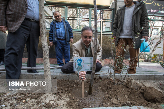 کاشت ۳ اصله نهال توسط جهاد دانشگاهی به یاد شهدای ایسنا