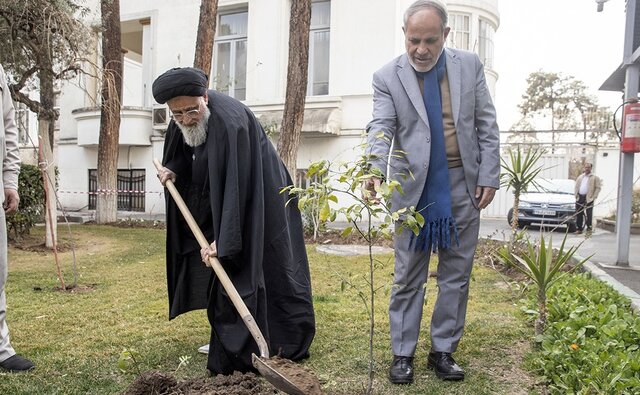 کاشت چند اصله نهال توسط اعضای شورای نگهبان بهمناسبت روز درختکاری