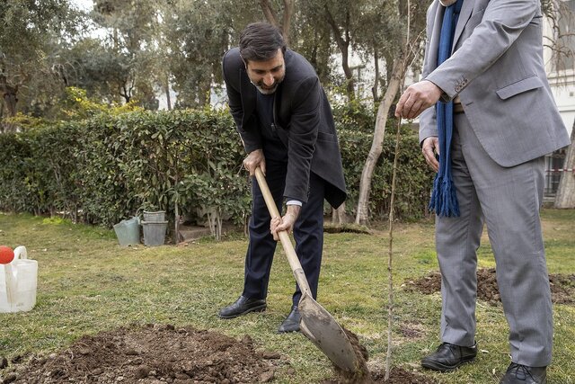 کاشت چند اصله نهال توسط اعضای شورای نگهبان بهمناسبت روز درختکاری