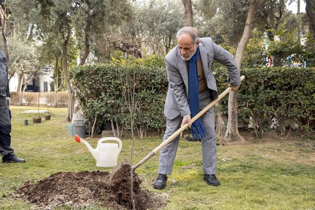 کاشت چند اصله نهال توسط اعضای شورای نگهبان بهمناسبت روز درختکاری کاشت چند اصله نهال توسط اعضای شورای نگهبان بهمناسبت روز درختکاری