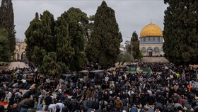 حدود ۹۰ هزار فلسطینی نخستین نماز جمعه ماه رمضان را در مسجدالاقصی اقامه کردند