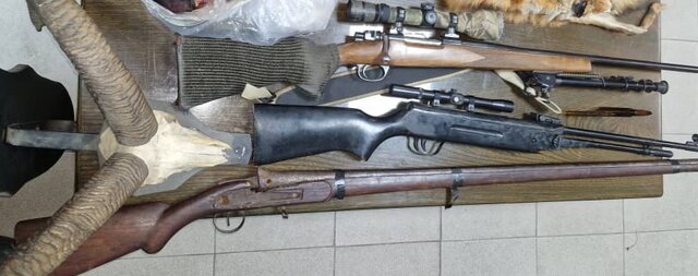 عکس دریافتی از اداره کل محیط زیست تهران. بازداشت شکارچی متخلف سابقهدار در تهران / کشف سلاح و بقایای حیات وحش